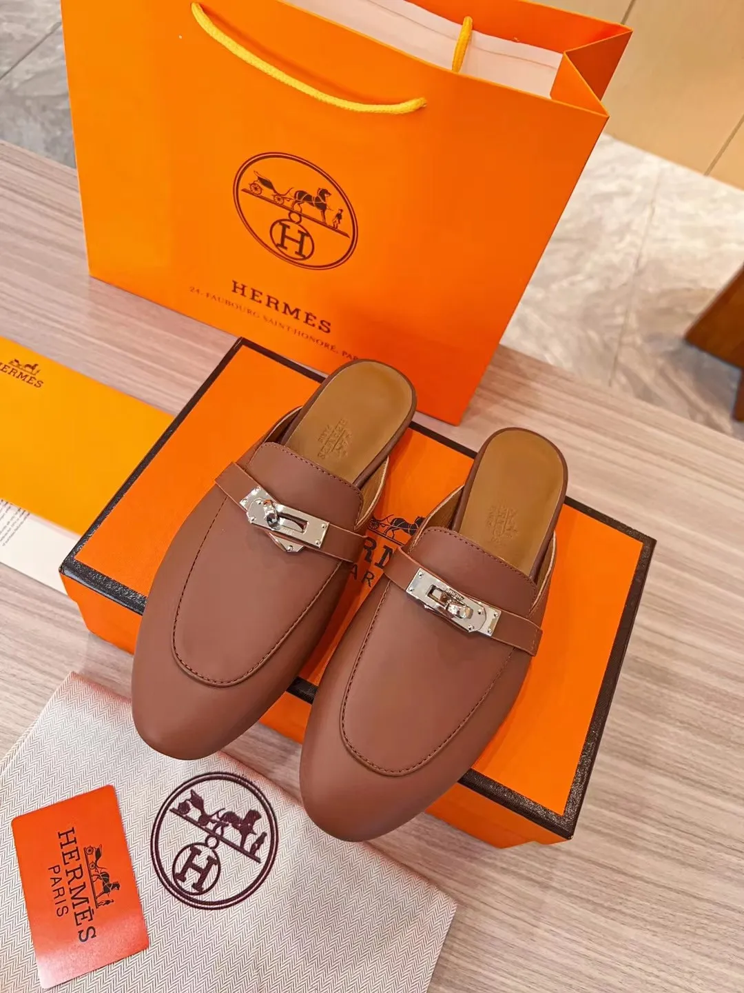 👟👟Ex-factory price 480👟👟 2023 product Hermes new genuine handmade shoes, purely handmade, a must-collect item! The perfect holiday accessory! Our pursuit of quality products is always the best! Don't give in! Comfort and originality, not following trends, and not deliberately expressing oneself are the consistent pursuits of Hermes and its fans!  [Material] ✅Upper: Hermers original calfskin ✅Foot pads: Made of imported original fabric with 5D color printing ✅Outsole: Italian genuine leather outsole (pursuing top walking comfort) [Number of yards] 35-42 [Packaging] With original packaging